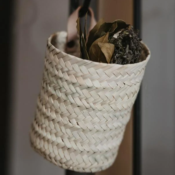 Mini panier mural CLARA rond en feuille de palmier claire