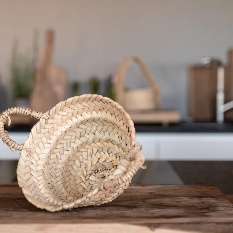 Petit panier ARTIZAN rond en feuille de palmier avec anses tressées