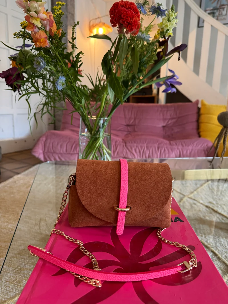 Sac Bee by Sandra tout en daim et cuir rose fluo