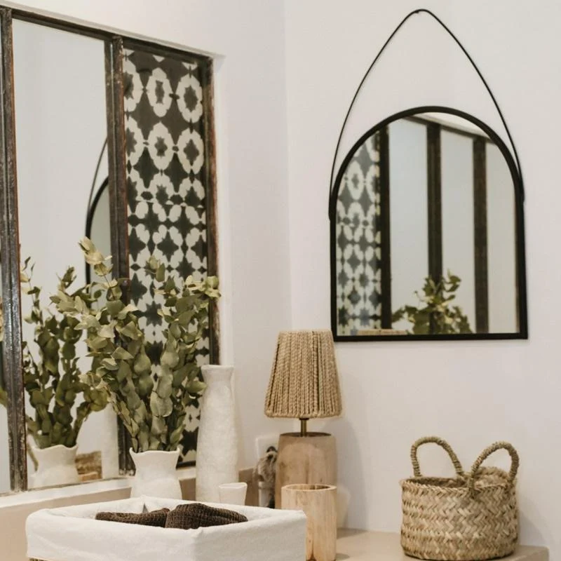 Miroir mural arche en métal noir avec anse