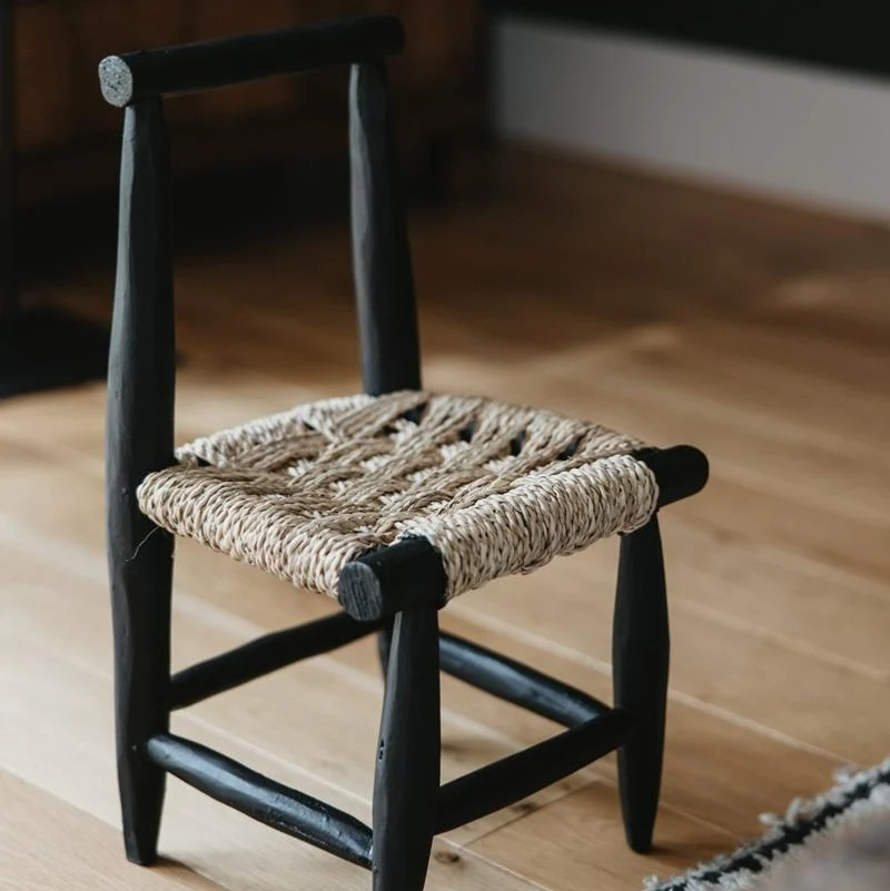 Petite Chaise Enfant Noire – Bois & Palmier Tressé Fait Main