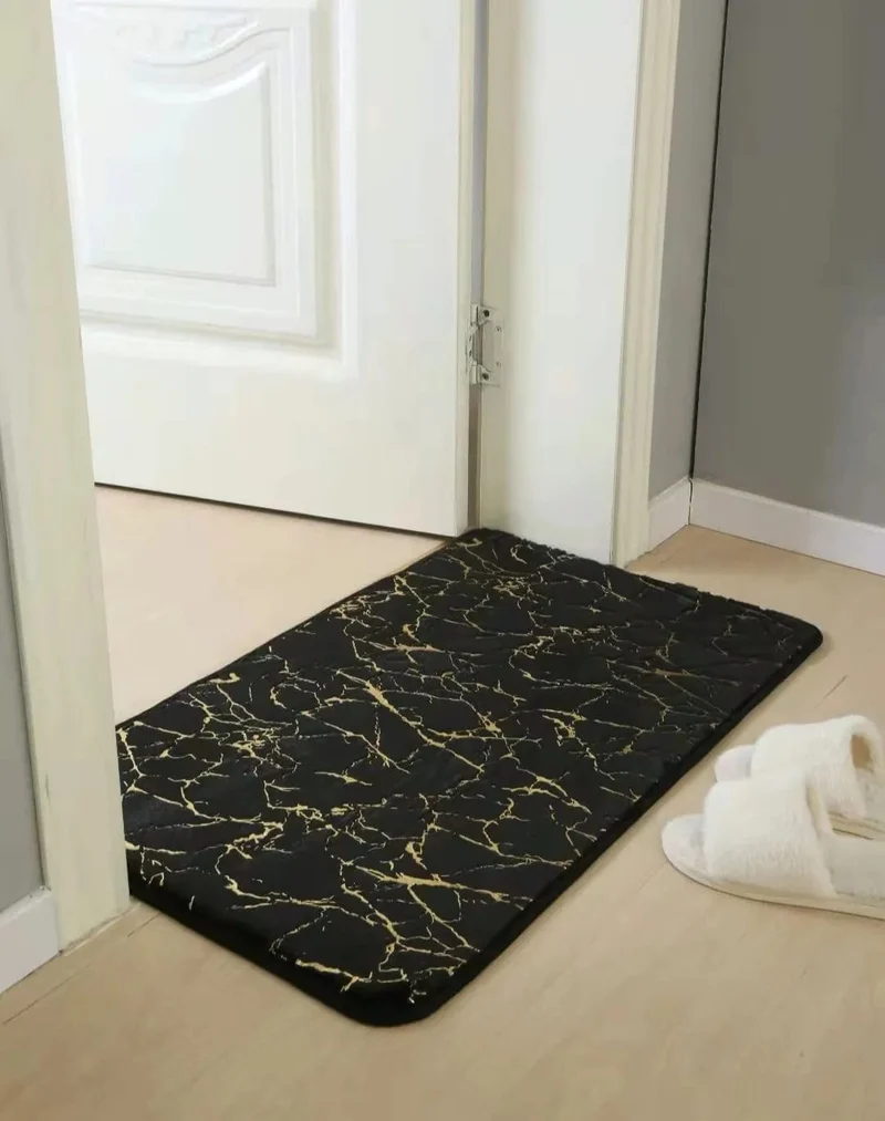 Tapis de bain noir et doré