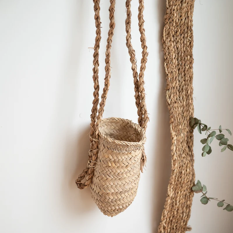 Panier suspendu bohème ARTIZAN en palmier naturel avec double corde tressée