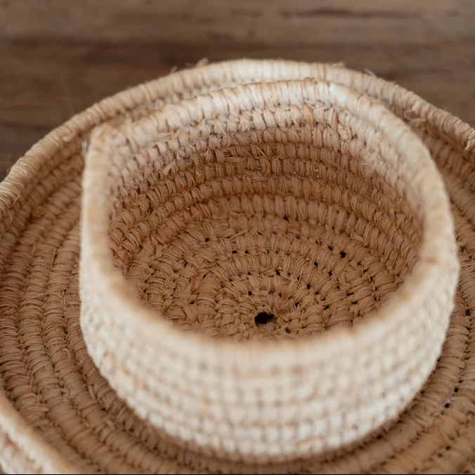 Petites corbeilles tressées artisanales en raphia naturel