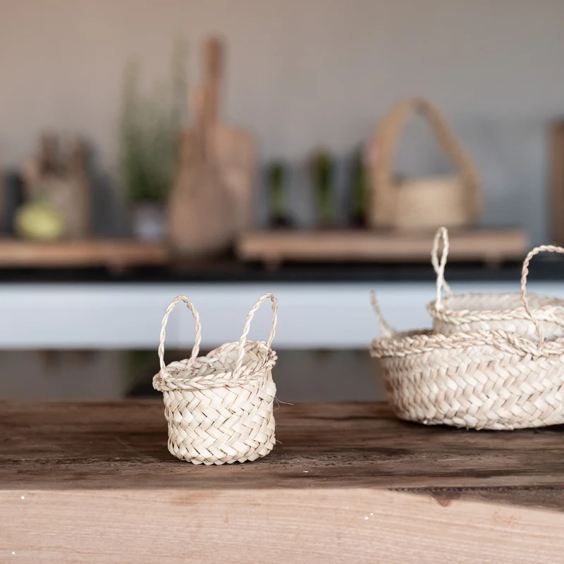 Petites corbeilles CLARA artisanales en feuilles de palmier avec anses tressées