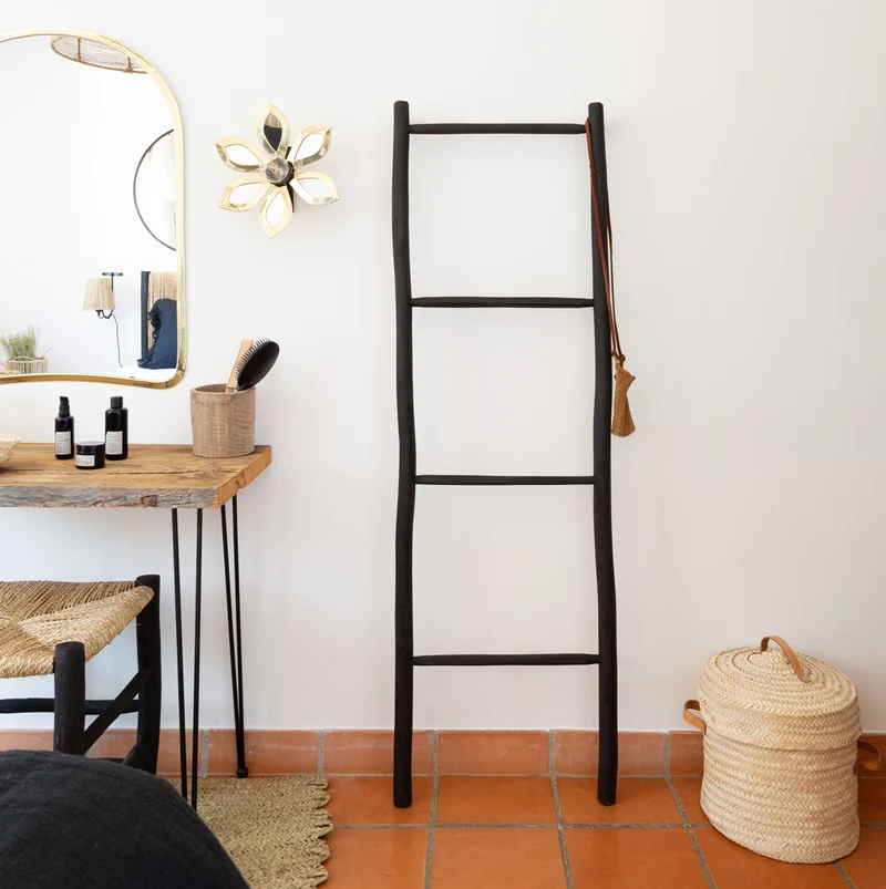 Échelle décorative en bois peint noir - Porte-serviettes artisanal