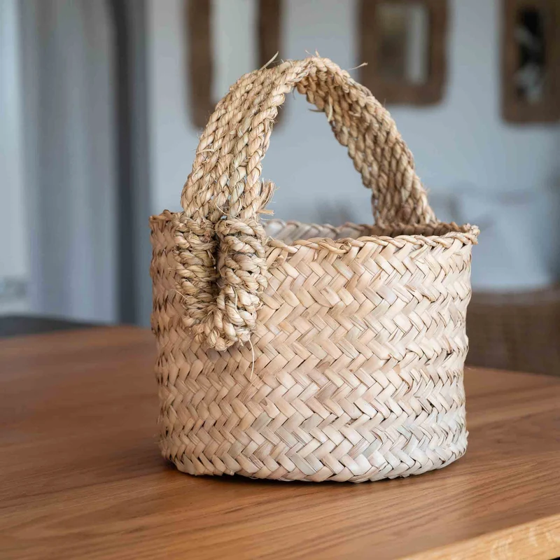 Panier ARTIZAN rond en feuille de palmier avec grande anse tressée