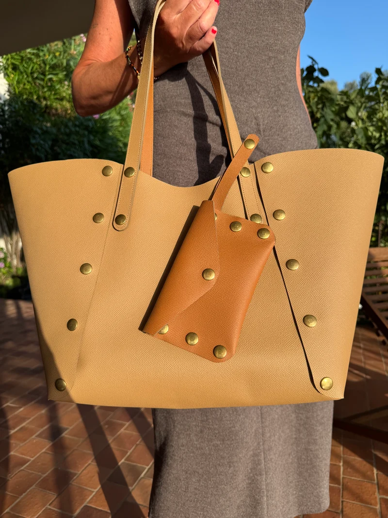 SAC CABAS GEORGES EN CUIR GRAINÉ CAMEL ET SA POCHETTE EN CUIR GRAINÉ MARRON