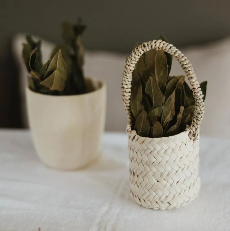 Panier CLARA rond en feuille de palmier claire à poser ou suspendre