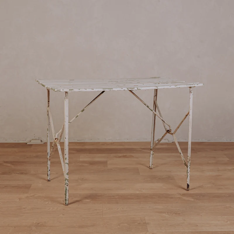 Table de jardin blanche