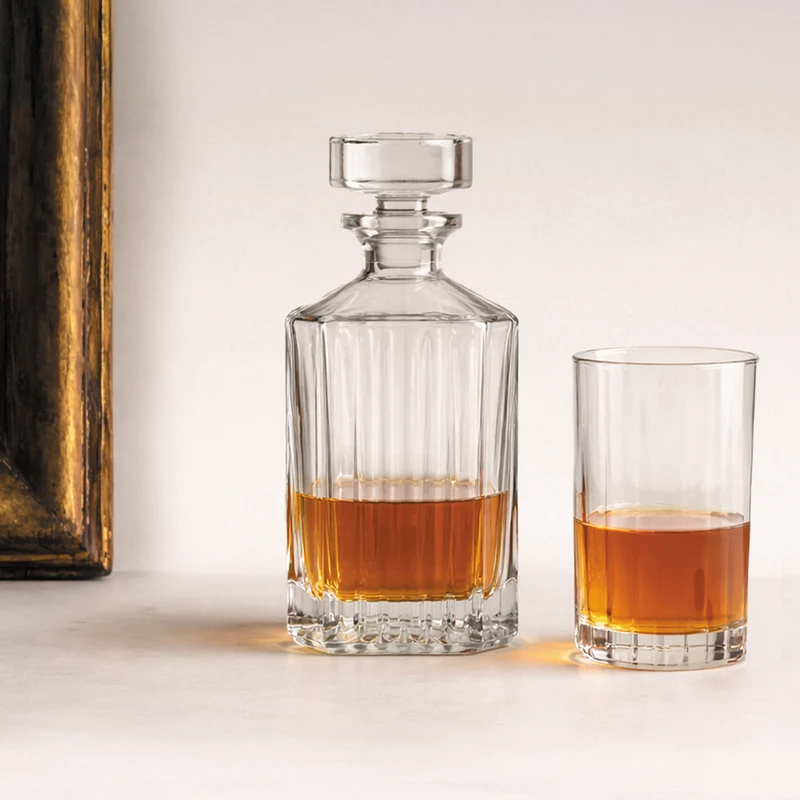 Verre gobelet haut "ERNEST" à relief D7,9 H13,9cm 019504 Disponible 7 juillet